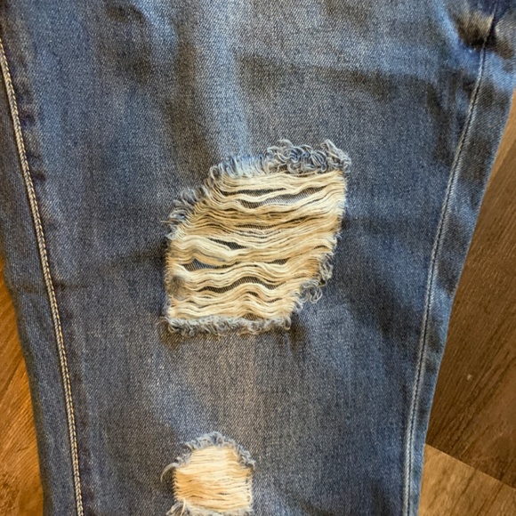 Just Fab‎ distressed stretch cuffed jeans. NWT. Retail 54.95 - Picture 4 of 7